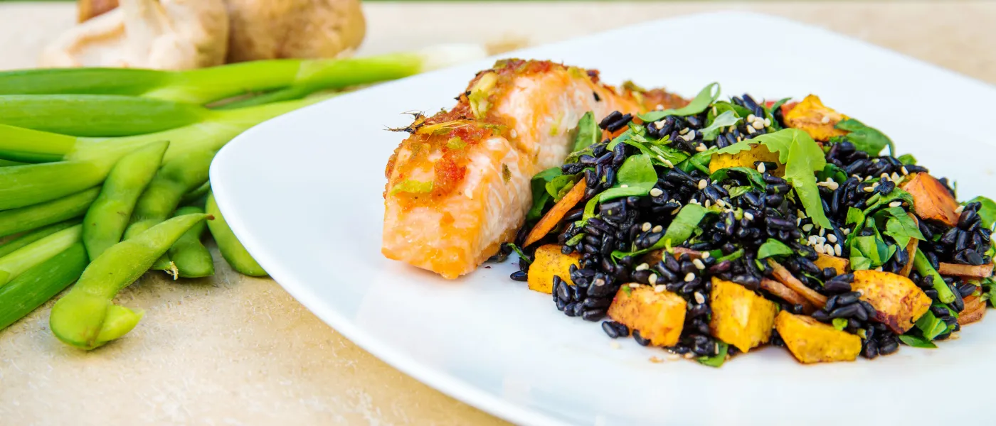 Insalata di riso venere con salmone e verdure grigliate