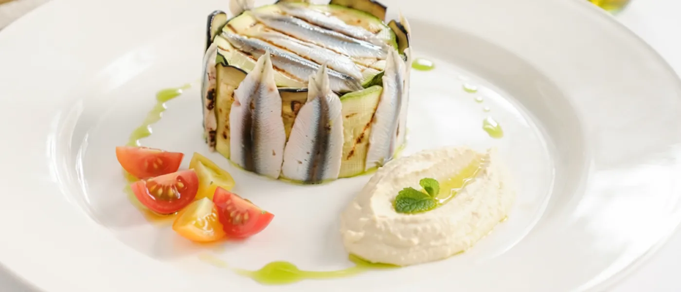 Tortini di alici con melanzane, zucchine grigliate e hummus alla menta