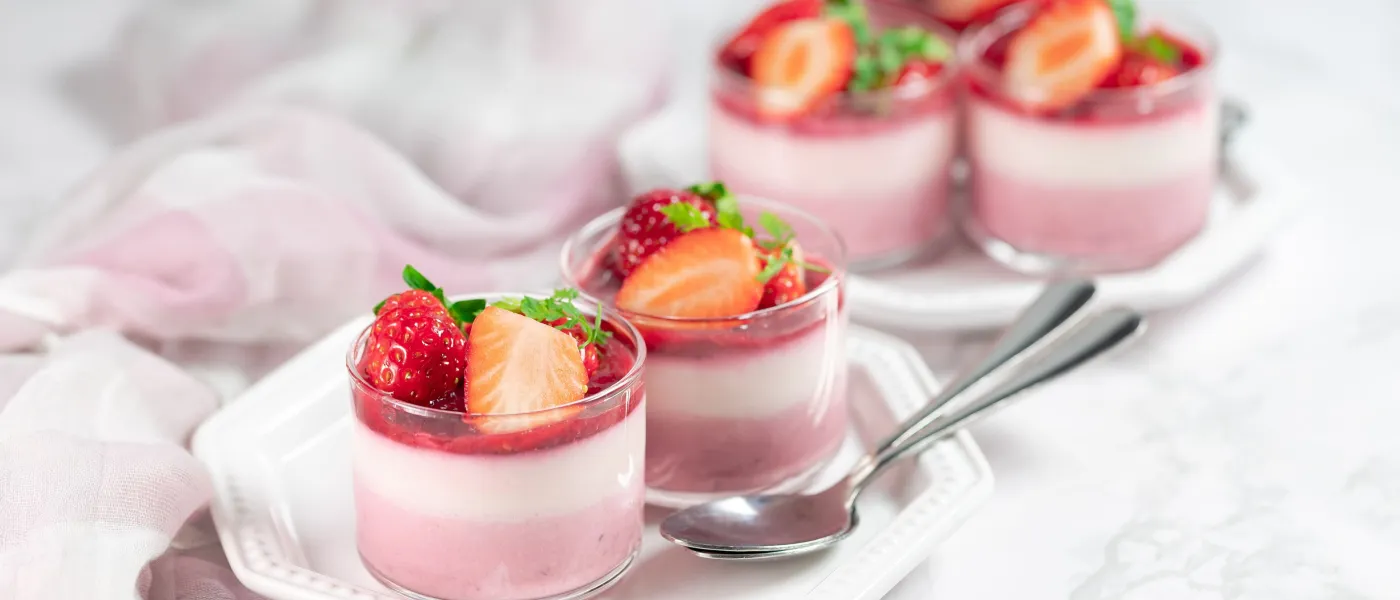 Bicchierini di biancomangiare con coulis di fragole