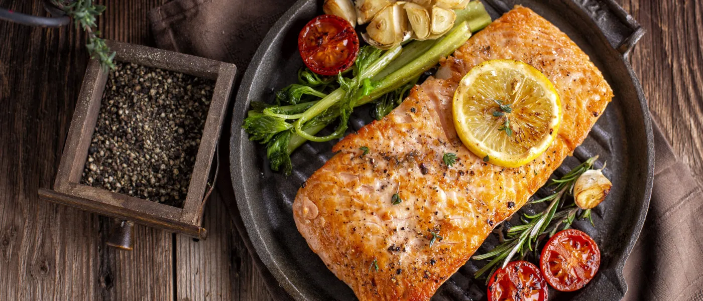 Salmone al cartoccio con capperi e pomodorini, su crema di cavolfiore