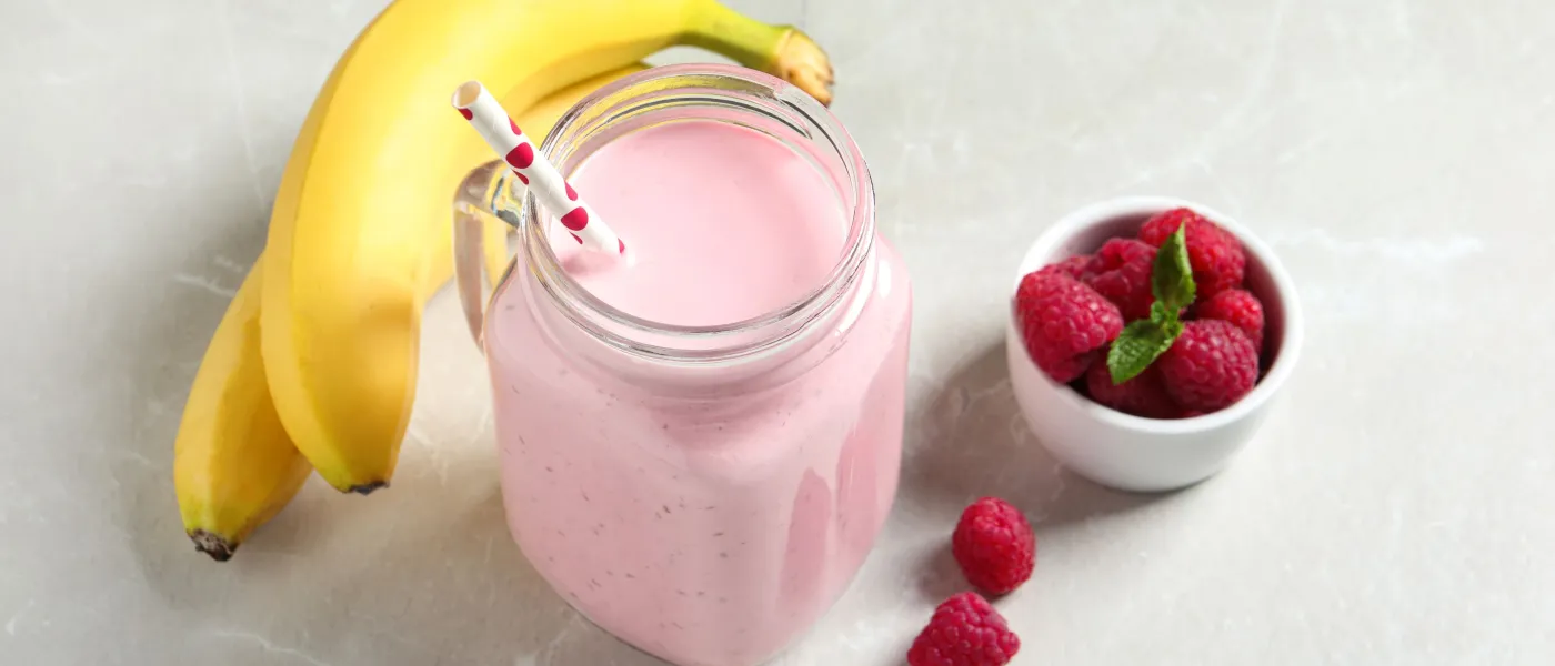 Smoothie di banana, lamponi e yogurt magro