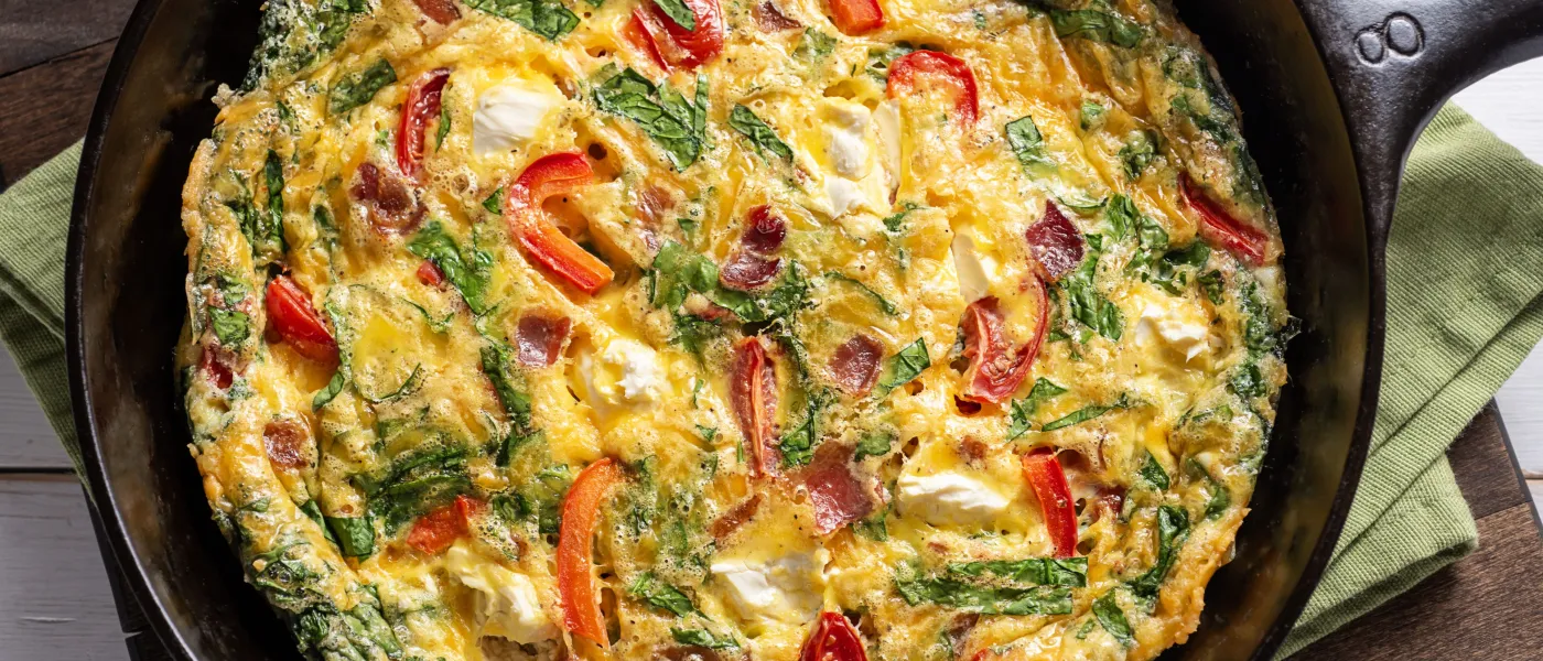 Frittata di albumi al forno con spinaci freschi, funghi e pomodorini