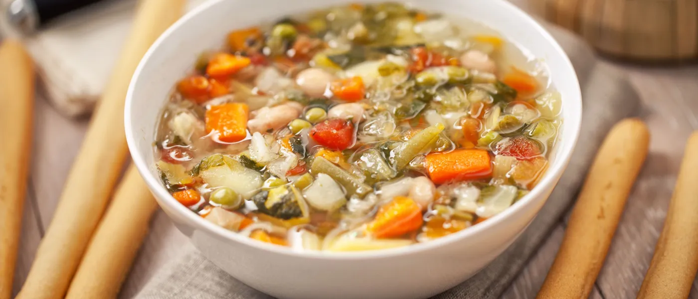 Minestrone di verdure miste e riso integrale