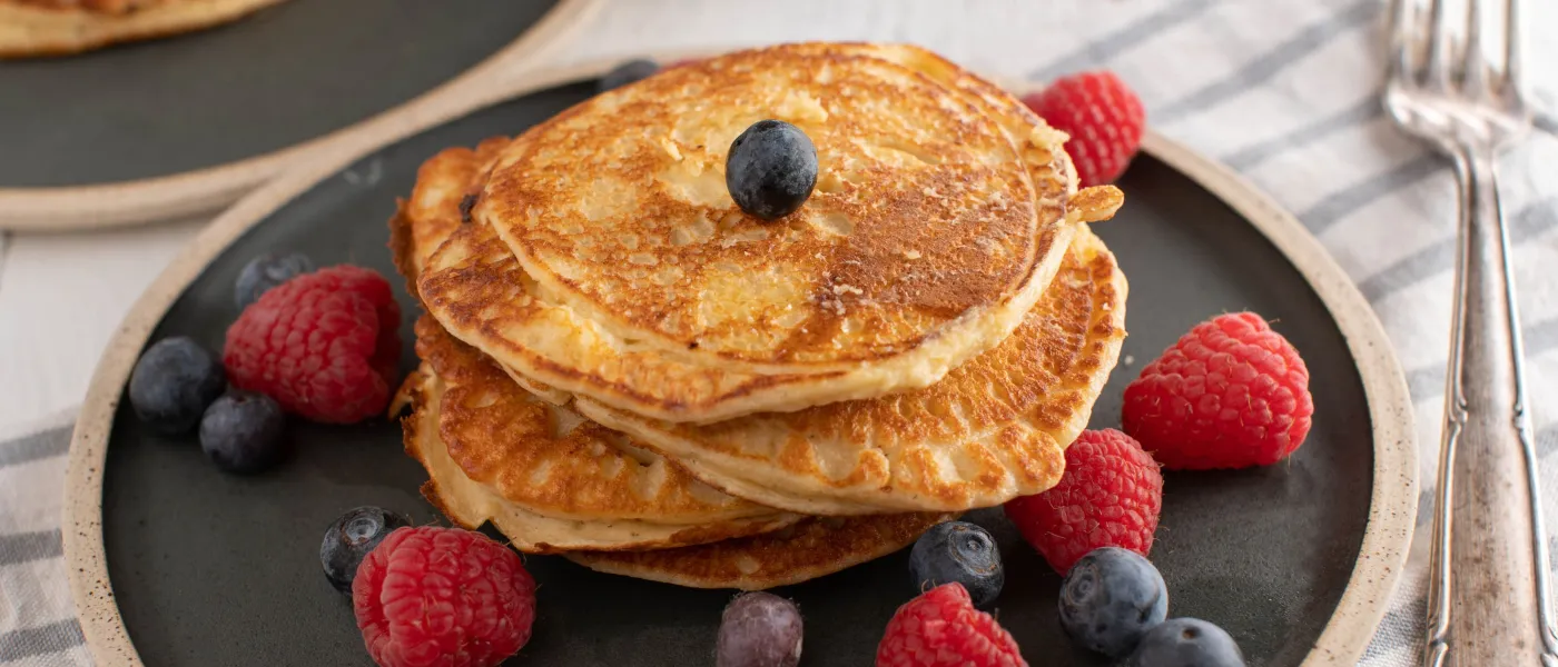 Pancakes di albumi con fiocchi di avena e frutta fresca
