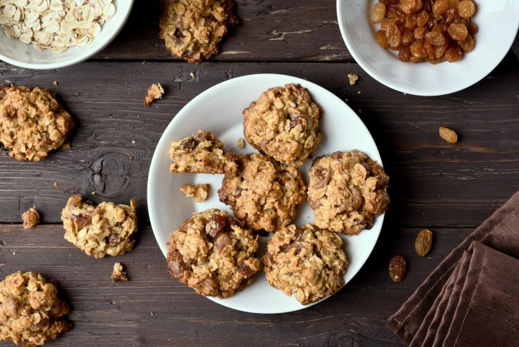 Foto di ricetta dolce per il colesterolo alto: biscotti di avena con gocce di cioccolato fondente visti dall'alto